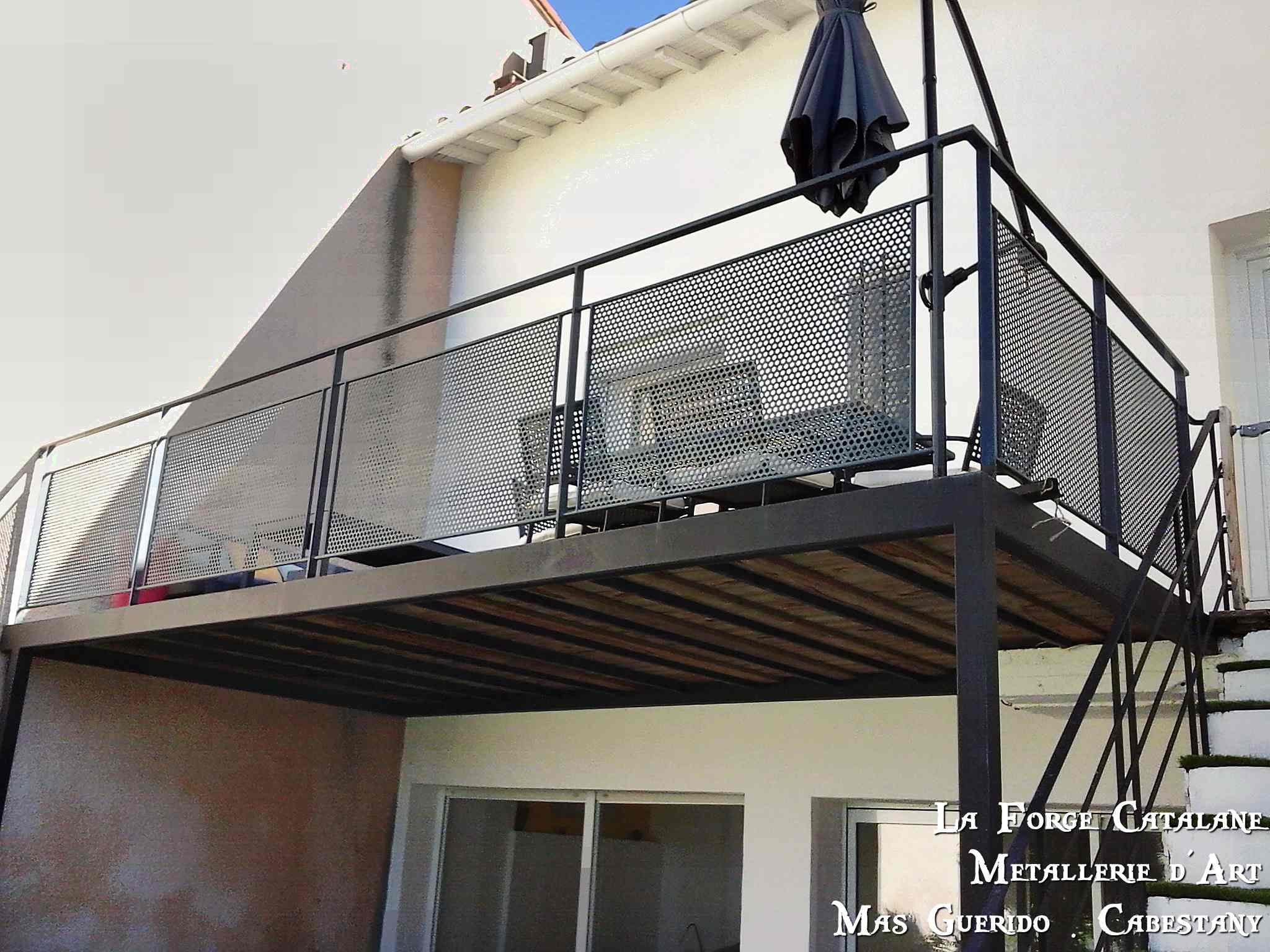 passerelle tole perforee ronde remplissage bois forge catalane.jpg